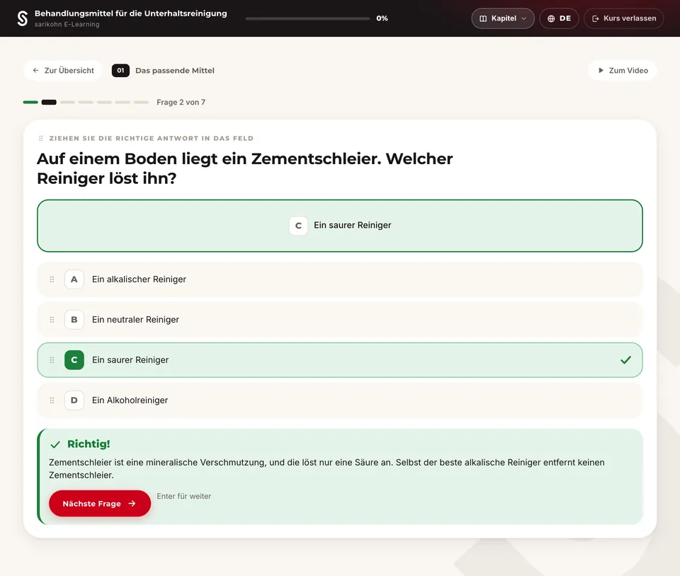 Aufnahme des Wissenschecks: Frage „Auf einem Boden liegt ein Zementschleier. Welcher Reiniger löst ihn?“, die Antwort „Ein saurer Reiniger“ liegt im Antwortfeld, darunter „Richtig!“ mit Begründung.